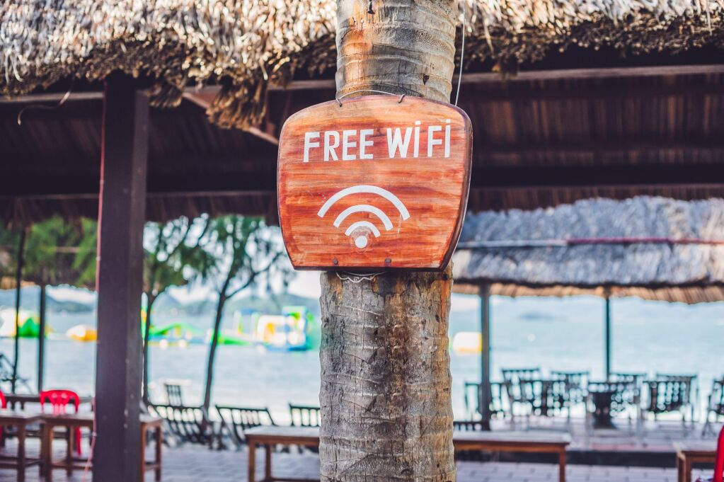 Darmowe WiFi strzałka na plaży. Internet wszędzie koncepcja