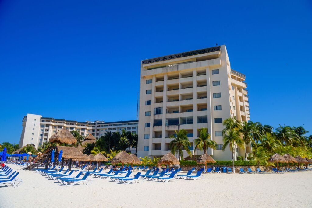 Hotel on the sandy beach on a sunny day in Cancun, Yukatan, Mexico.