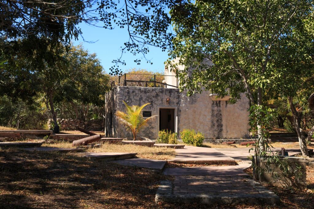 Dom Mundaca - dwupiętrowa rezydencja wybudowana przez pirata Fermina Antonio Mundacę znajdująca się na środku wyspy Isla Mujeres w Meksyku.