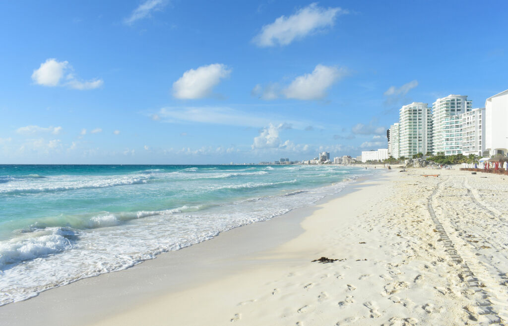 The white beach and turquoise sea in Cancún