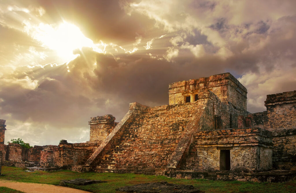 Castillo twierdza o wschodzie słońca w starożytnym mieście Majów Tulum, Meksyk