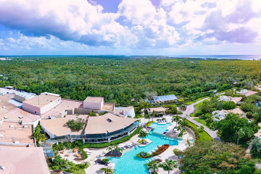 panoramic view of a beautiful hotel full of nature and water channels near the beaches of Cancun