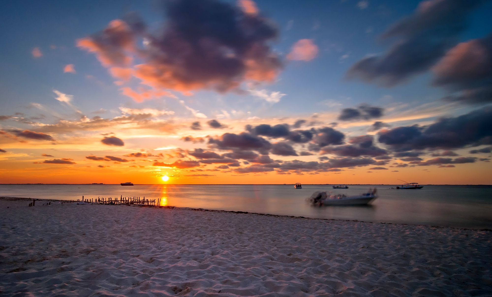 Wschód słońca na pięknej Playa Norte na Isla Mujeres