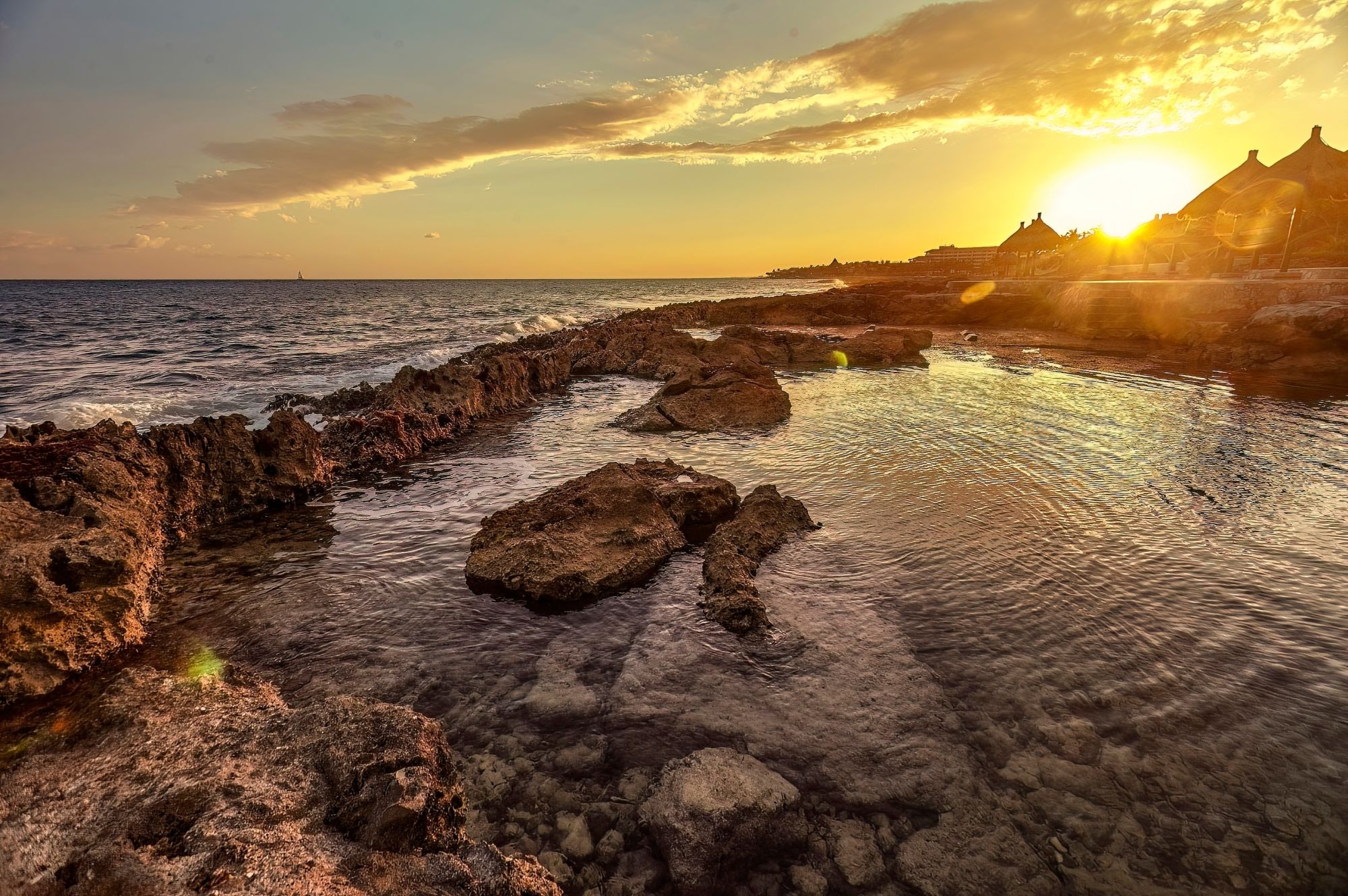 Naturalny basen stworzony u wybrzeża Puerto Aventuras o wschodzie słońca.